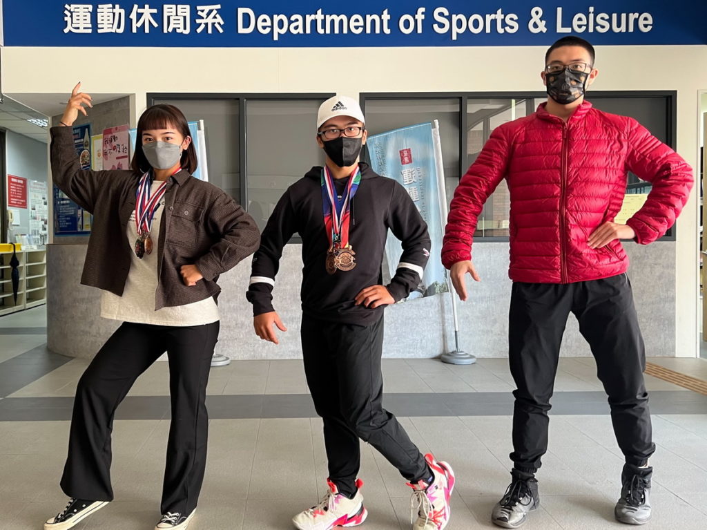 弘光運休系學生林曉郁(左)、葉明均(中)、李承翰(右)參加健美賽奪1金2銅