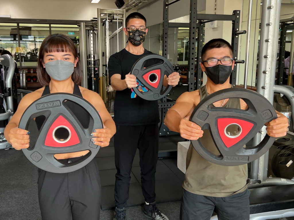 弘光運休系學生林曉郁(左)、李承翰(中)、葉明均(右)在校內健身房重訓練健美