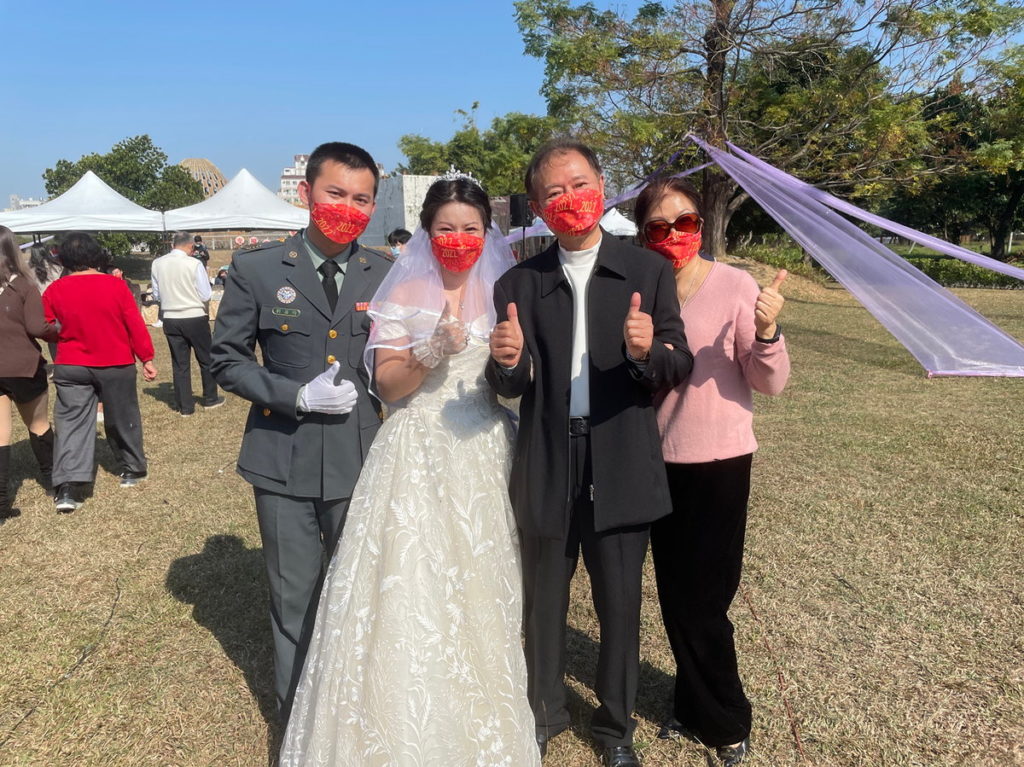 (左起)受訪人劉益均、黃柔與家人合照