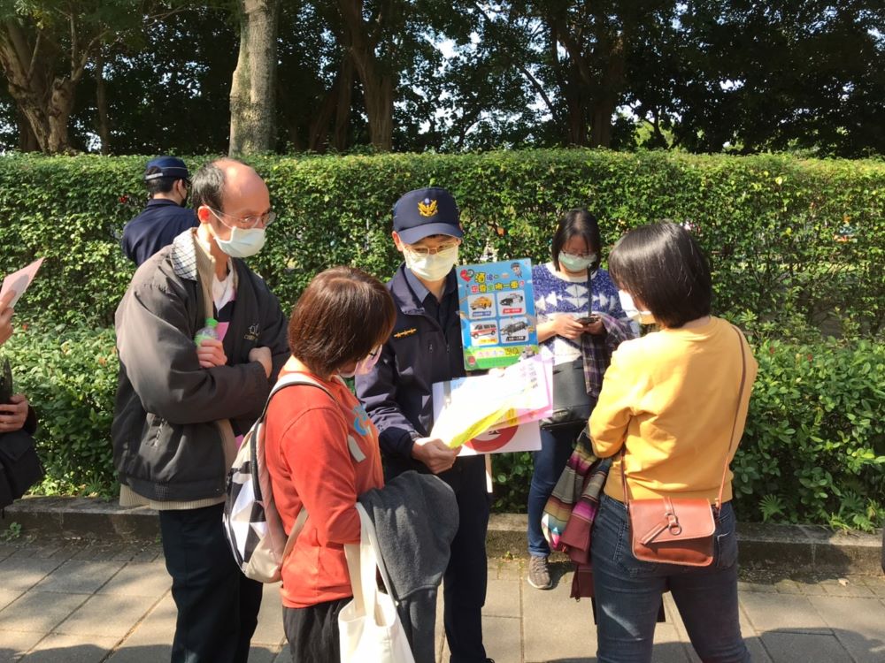向民眾宣導交通安全的重要觀念。