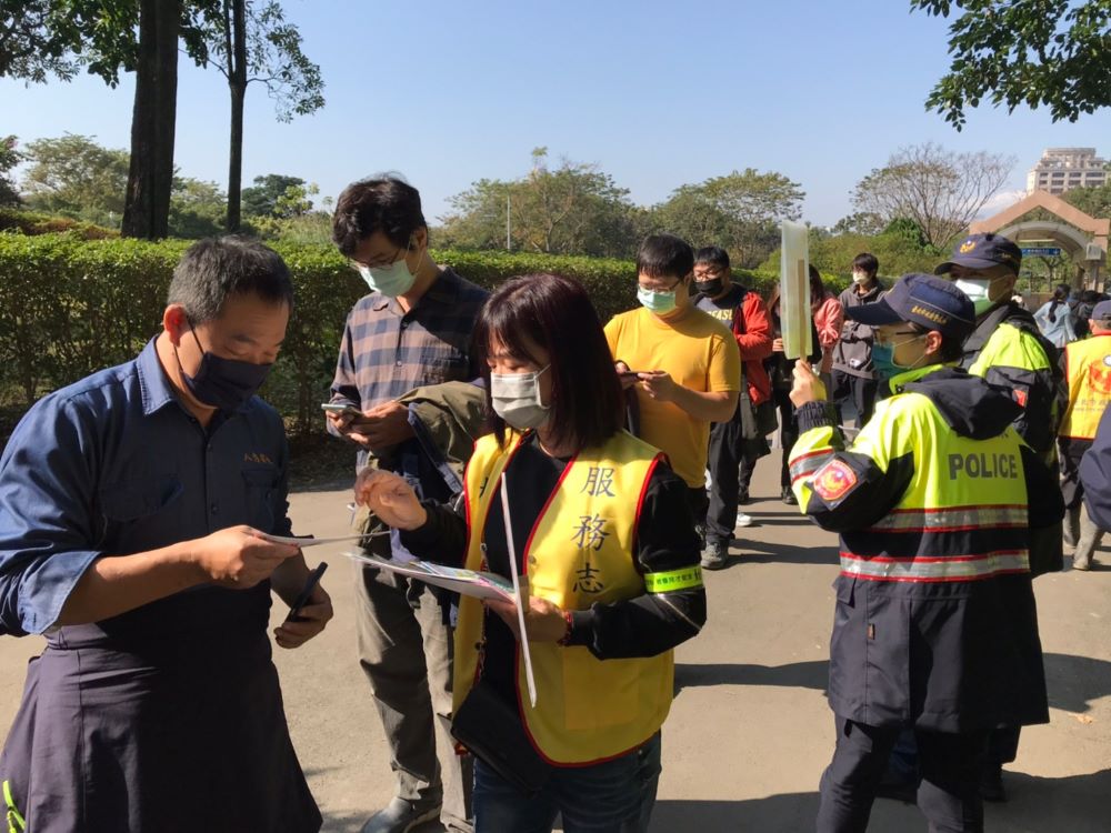 大安分局志工團熱情地一同向民眾宣導。