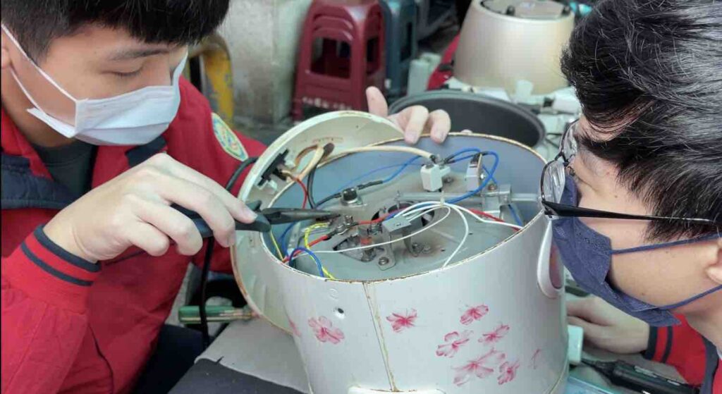 台科大社會服務團學生發揮所長,替新北市新店里社區免費維修電器(圖:張凱鈞提供)