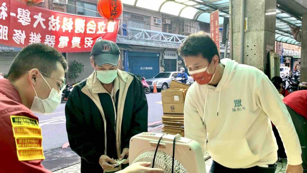 張凱鈞一邊招待前來維修的民眾,還發口罩給民眾,同時宣導防疫。他呼籲,這樣有意義的活動應該持續辦下去(圖:張凱鈞提供)