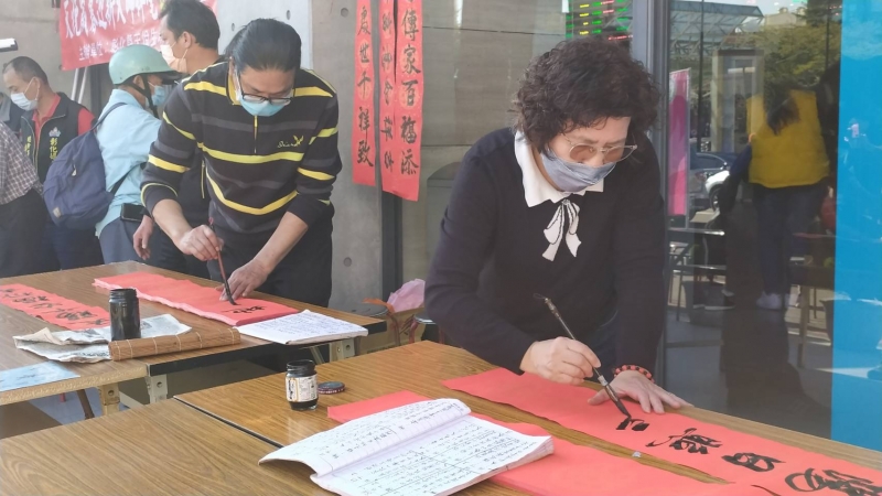 彰化火車站好文藝 天悅辦大師揮毫送春聯暨扇形車庫攝影繪畫回顧展