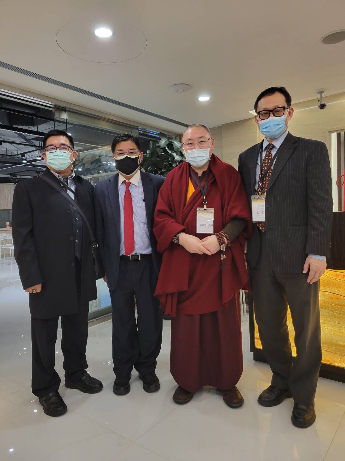 圖片說明：立法院主秘張禮棟(左一)、中華人間醫療協會王明理事長(右一)及佐欽宮渤仁波切(右二)皆親自到場祝賀。（記者葉鈞宇翻攝）