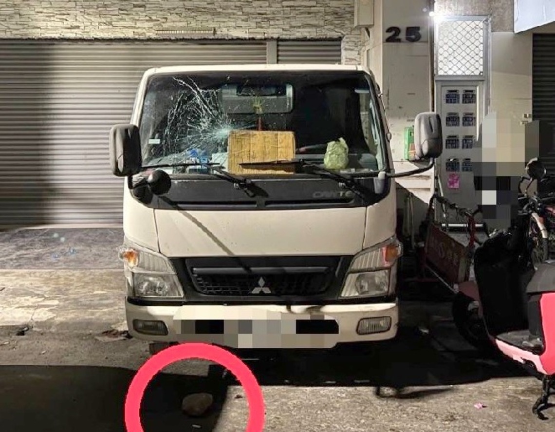 3台汽車同晚玻璃遭磚塊毀損 眼尖警現場迅速破案