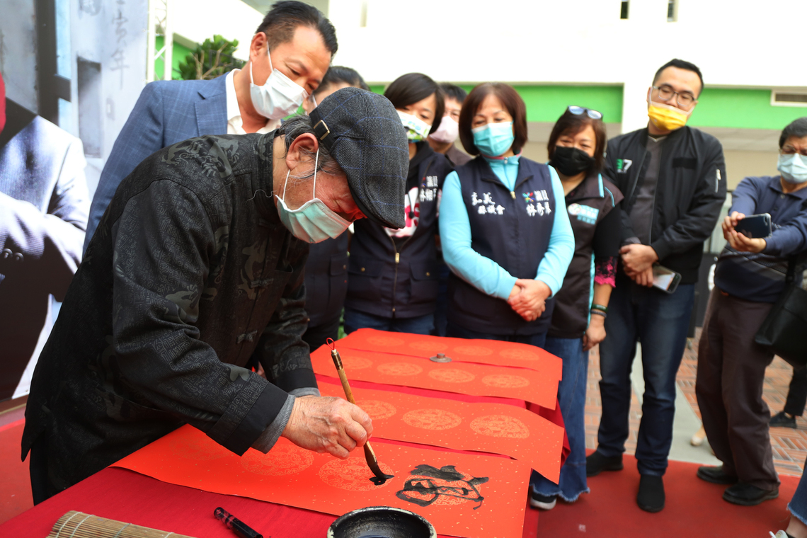 科學園區,福虎生豐!嘉義縣府春聯揮毫活動 邀書法名家蕭吉川寫下新年好彩頭