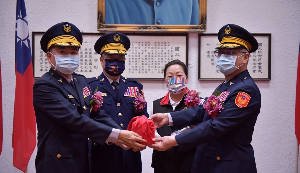 花蓮縣警局卸、新任局長交接布達典禮 徐榛蔚勉勵新任戴崇贒局長發揮專長捍衛花蓮治安