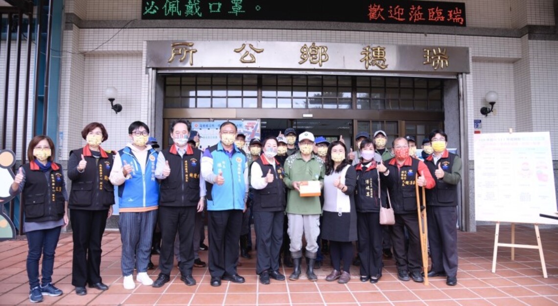 新春福虎送吉祥 溫馨環保情 徐榛蔚春節前夕慰勞清潔隊員