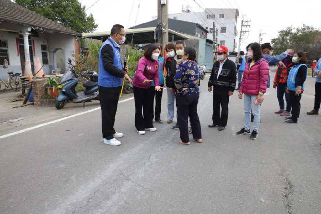 張麗善會勘林內鄉烏麻村村內道路,向鄉親說明改善工程規劃內容。