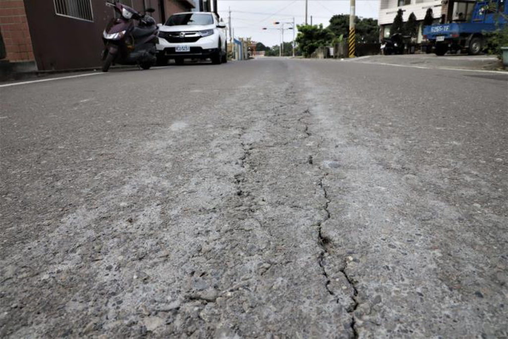 林內鄉烏麻村內多數道路AC路面長期使用後,已老化析離凹凸不平整。