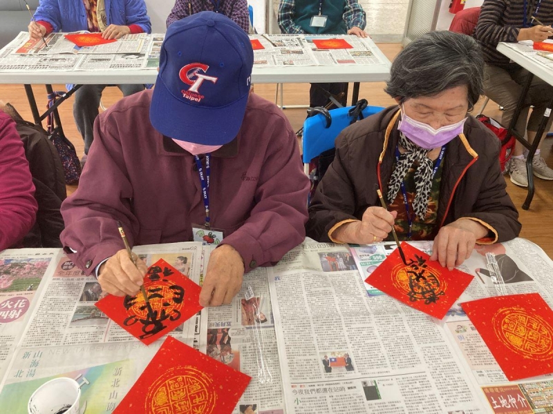南投醫院長照據點揮毫春聯溫馨送米關懷弱勢