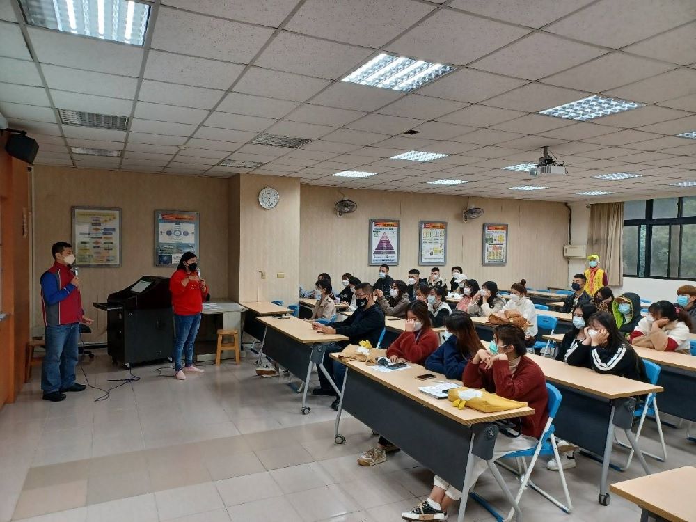 外籍學生各個認真聽講
