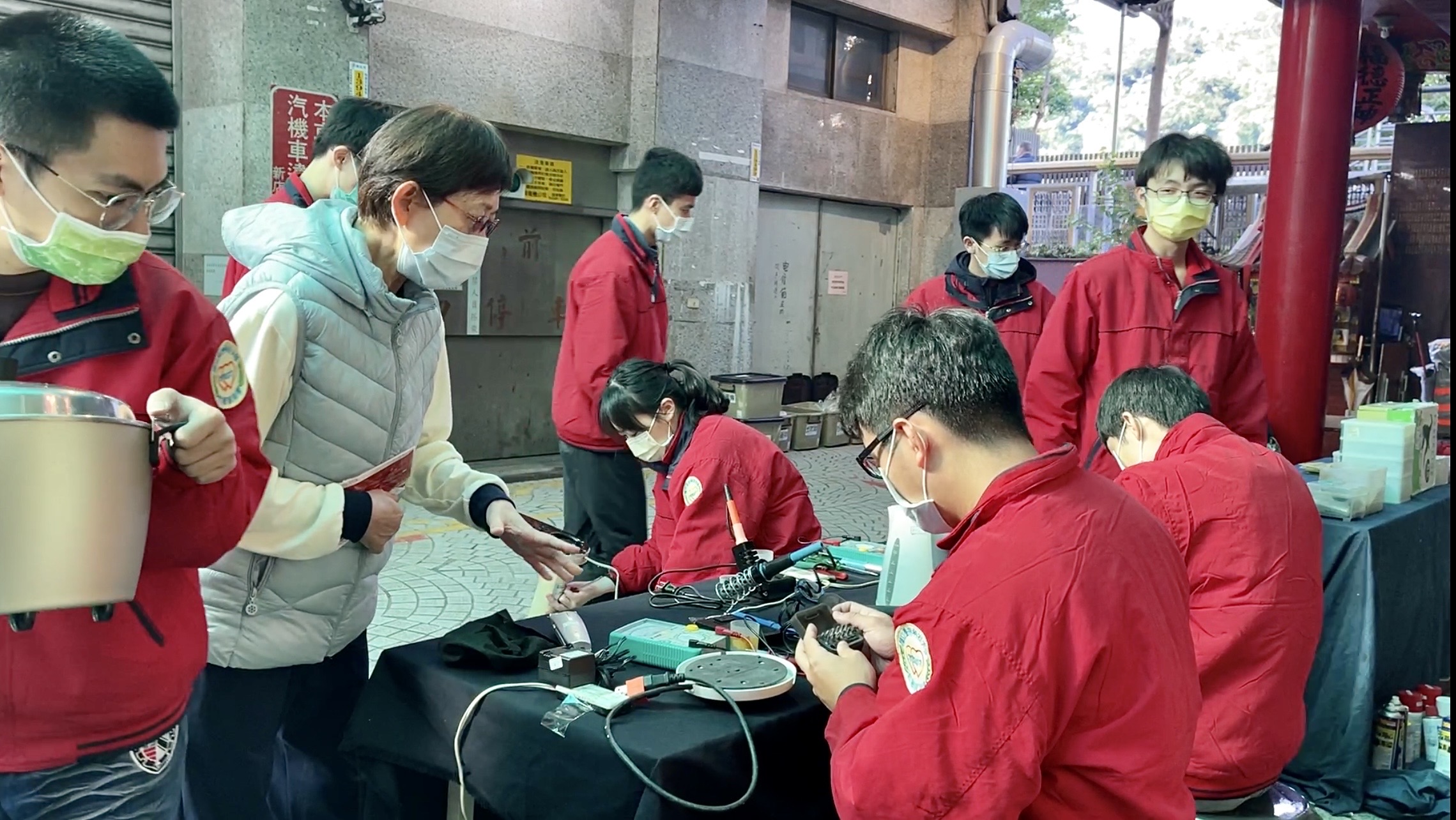 圖片說明:社會服務團到村里舉辦電器維修服務,一方面服務居民,同時也能讓維修隊員實戰演練。(圖/臺科大社服團提供)