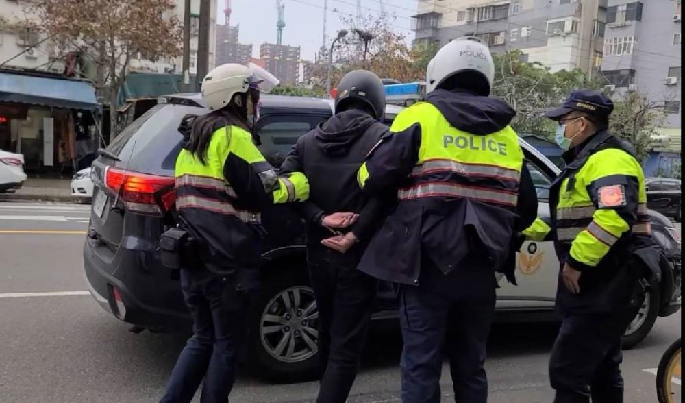 將犯嫌帶上巡邏車,演練圓滿結束。