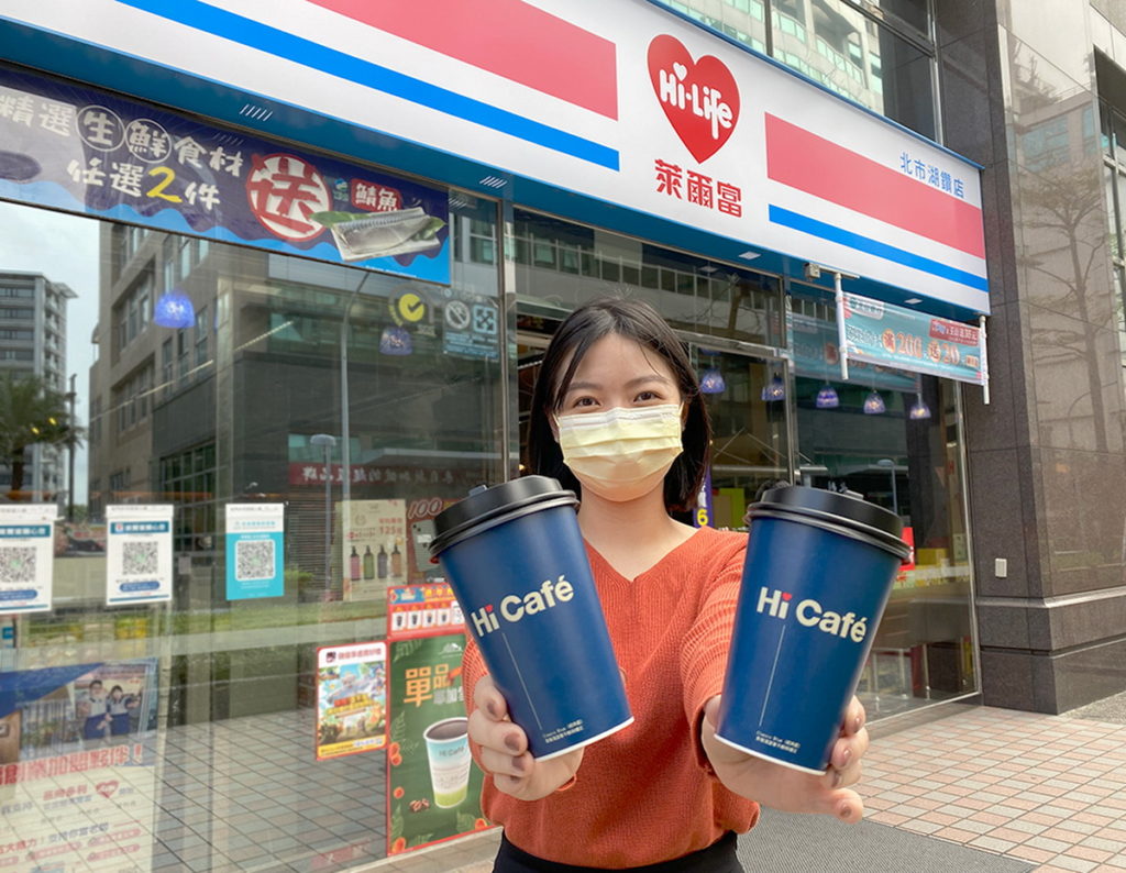 萊爾富在1月22日補班當日,於Hi-Life VIP APP整買零取內祭出大杯美式咖啡及大杯拿鐵咖啡同品項買2送2的快閃優惠。