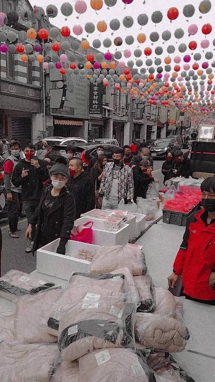 圖片說明:蔡丞祐長期推出愛心待用餐,經常辦理發送街友愛心食物的活動,斗六附近超過三百位街友、獨居長輩以及弱勢家庭,都曾受過他的幫助。(圖/蔡丞祐提供)