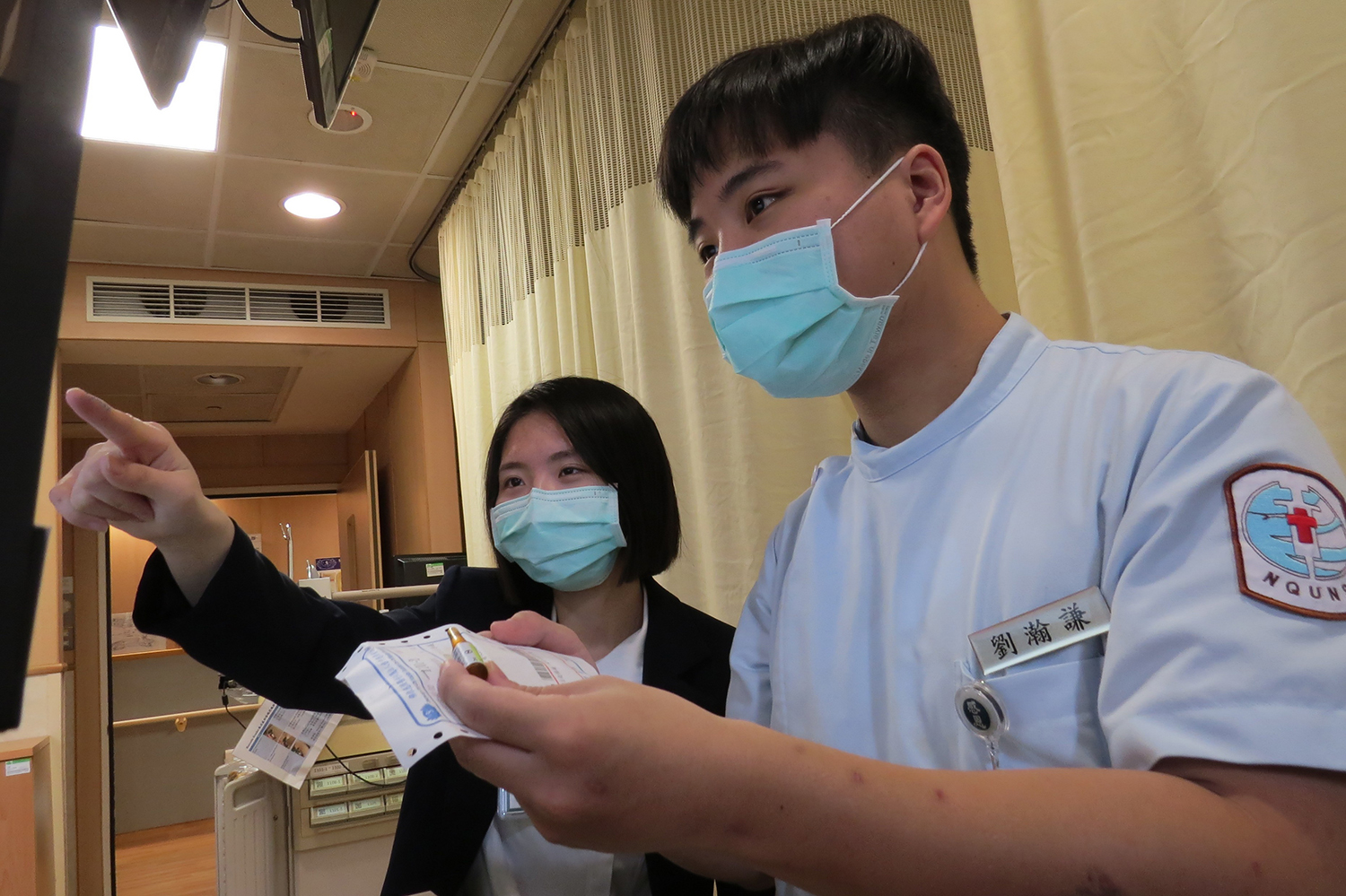 金門大學護理系學生劉瀚謙(右 )在學姊指導下認識藥品。