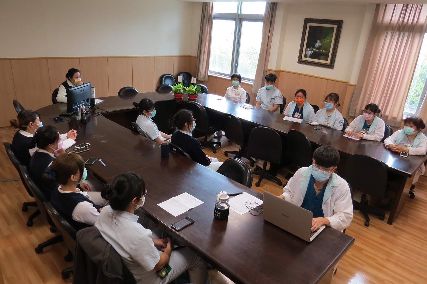 金門大學護理系學生與臺中慈濟醫院指導單位主管對談,分享實習心得。