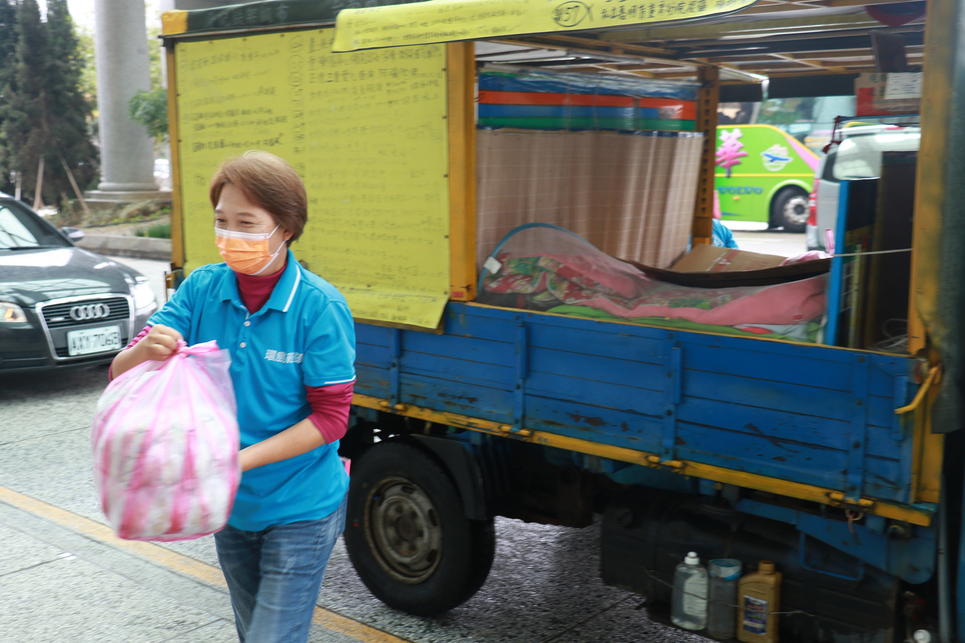 「環島饅頭」夫妻把他們對醫護人員的感恩化為愛心饅頭,送到臺中慈濟醫院。