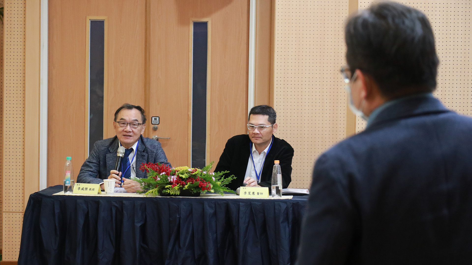 (左)敏盛綜合醫院李威傑教授與(右)臺中慈濟醫院李旻憲主任為主講者作回饋與肯定。