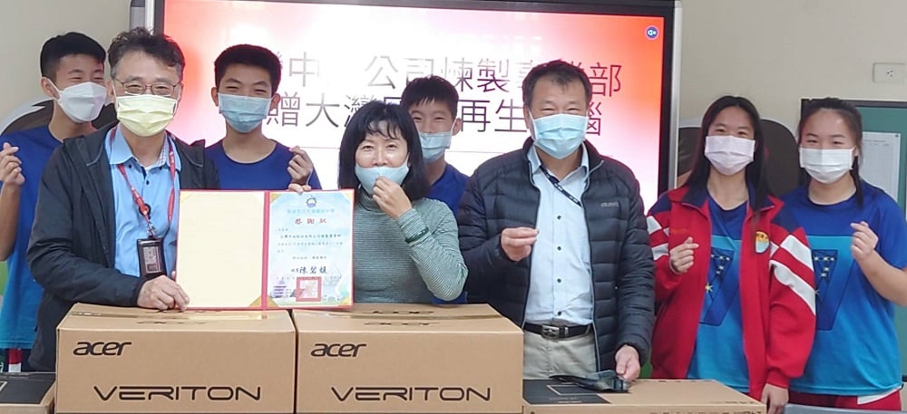 可能是 7 個人和大家站著的圖像