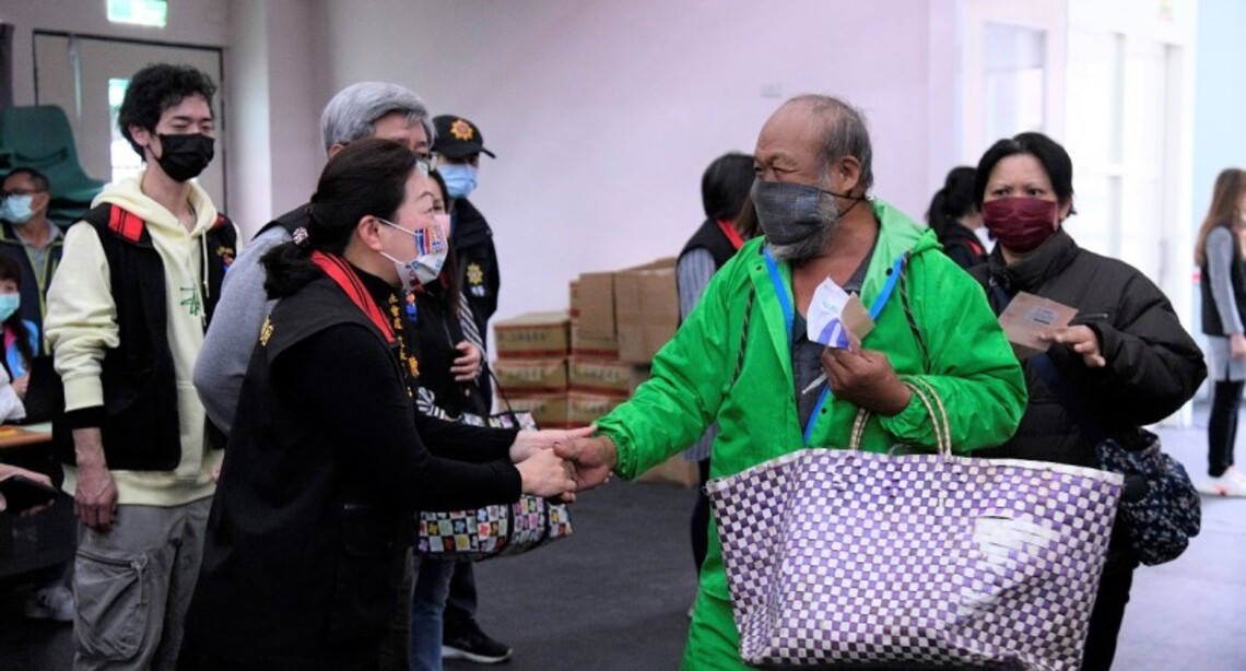 幸福花蓮三節春節生活物資發放首日 徐榛蔚倡導永續發展 重複使用環保編織袋