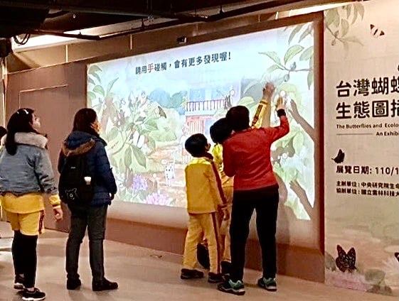 可能是 4 個人和大家站著的圖像