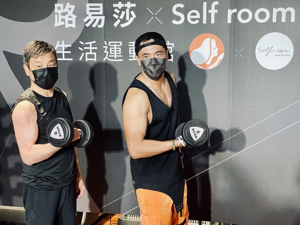 路易莎全台首間生活運動館在CITYLINK松山貳號店開幕,創辦人黃銘賢(右)與潤泰創新簡滄圳董事長(左)共同展現健身成果。