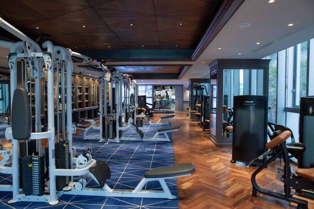 在Self room木質調地板和特色藍地毯上重訓,器材從牆面選,有特務電影既視感。