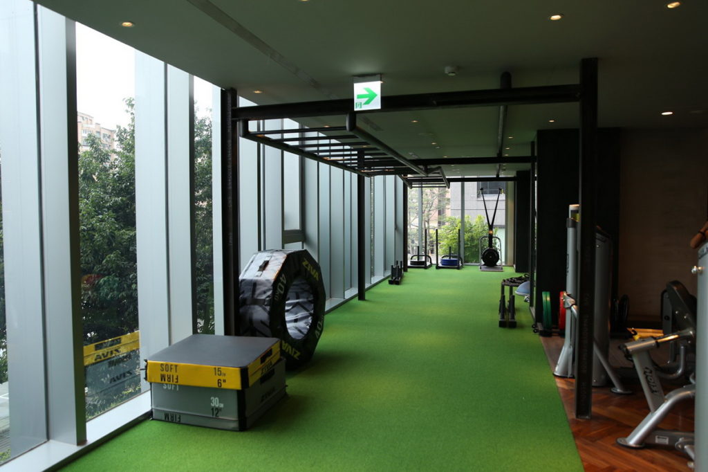 Self room二樓草皮區採光良好,讓運動過程更加放鬆。