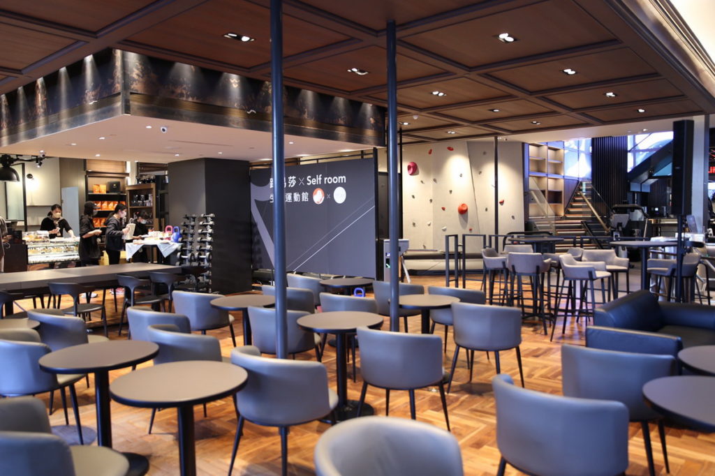路易莎生活運動館採複合經營,門市就能感受到Self room健身氛圍。