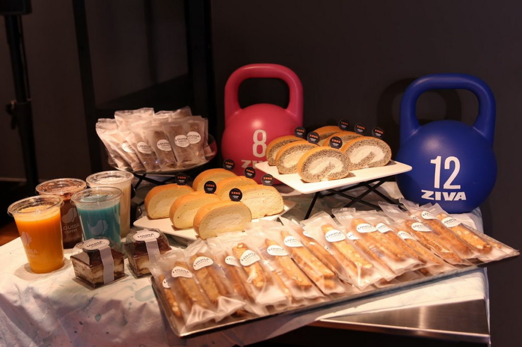 . 路易莎生活運動門市獨家販售生酮點心、果麥棒及高蛋白飲品。