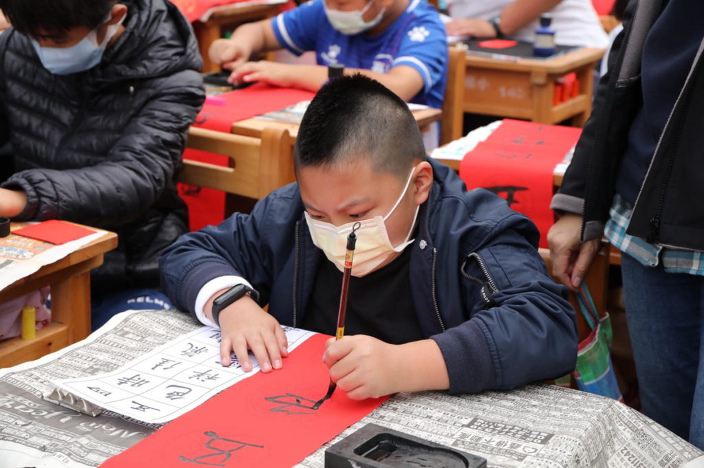 育人國小小朋友新春揮毫