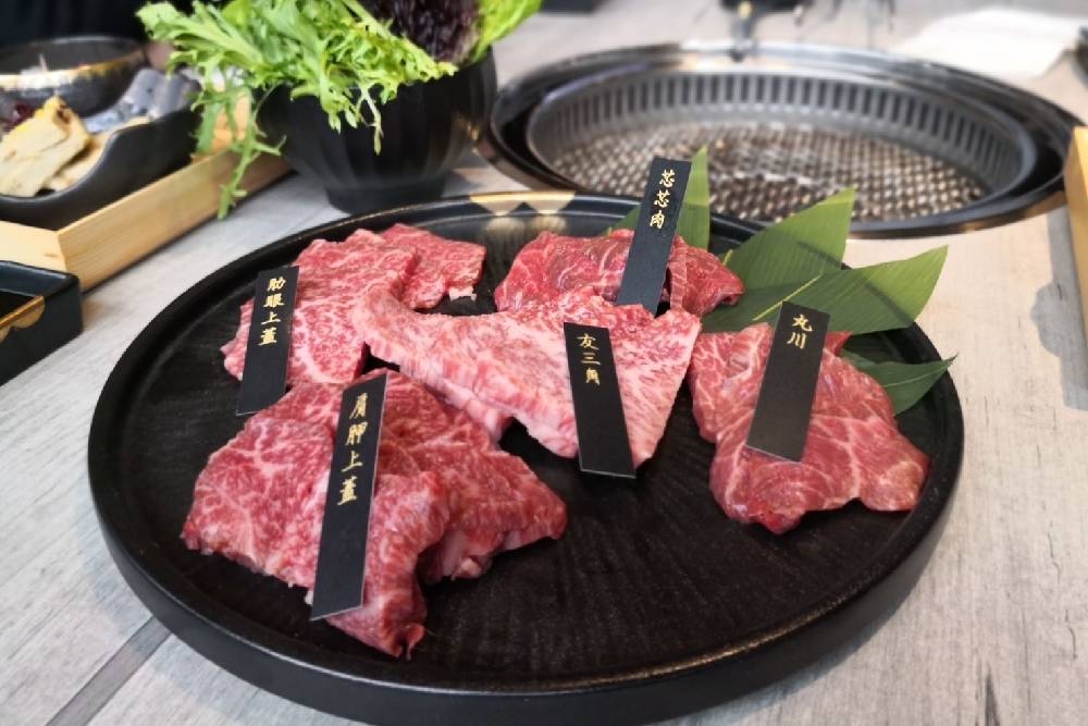 燒肉新品牌搶攻一級美味戰區 力推值得等待的高品質好味道 57 「揪餖」針對各地方和牛特色取其不同部位,進口近35種精挑肉品。主廚特別選出十三個非常稀有的部位,每天供應五種,讓每次的品嚐都有驚喜