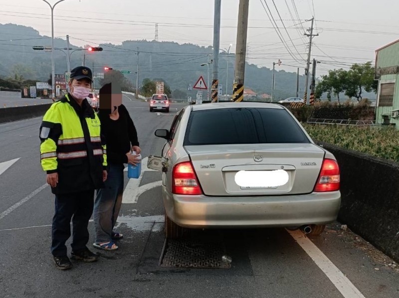 沒油半路拋錨 警發現急速救援