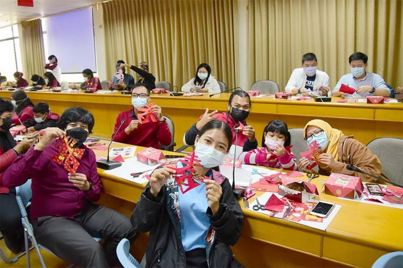 屏東科大外籍生迎新春 剪紙DIY活動