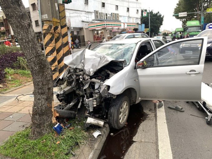 1642686018491 82歲沈姓老翁駕駛的銀色自小客車,車頭全毀。圖:民眾提供