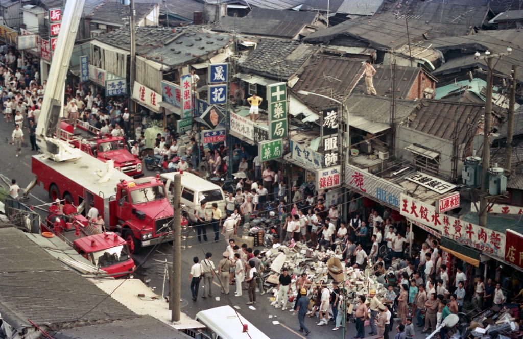 ▲1988年，臺北市林森北路一六七巷的康樂市場發生大火，圖為消防隊救災情形。