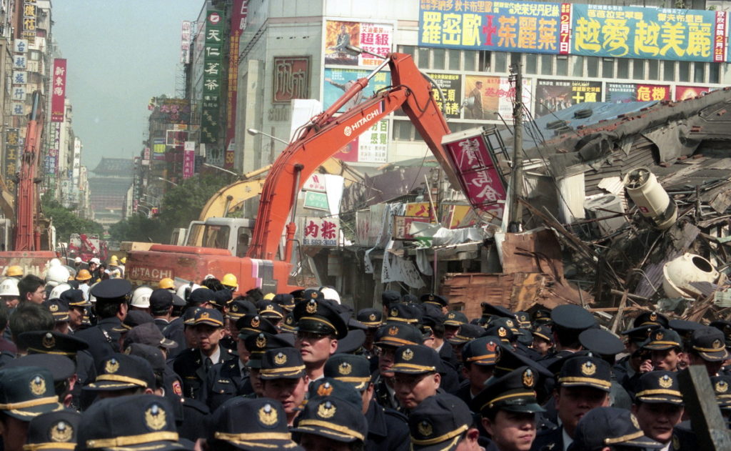 ▲1997年，臺北市14、15號公園預定地地上違建拆除，大批警力於現場戒護。
