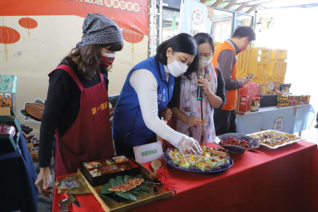 張縣長示範製作浪鰻烏金料理。