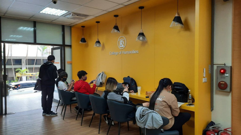 中午休息時間仍然有許多考生利用時間做最後衝刺