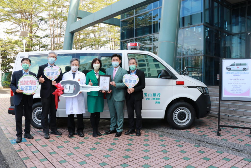 嘉基玉山與車子大合照