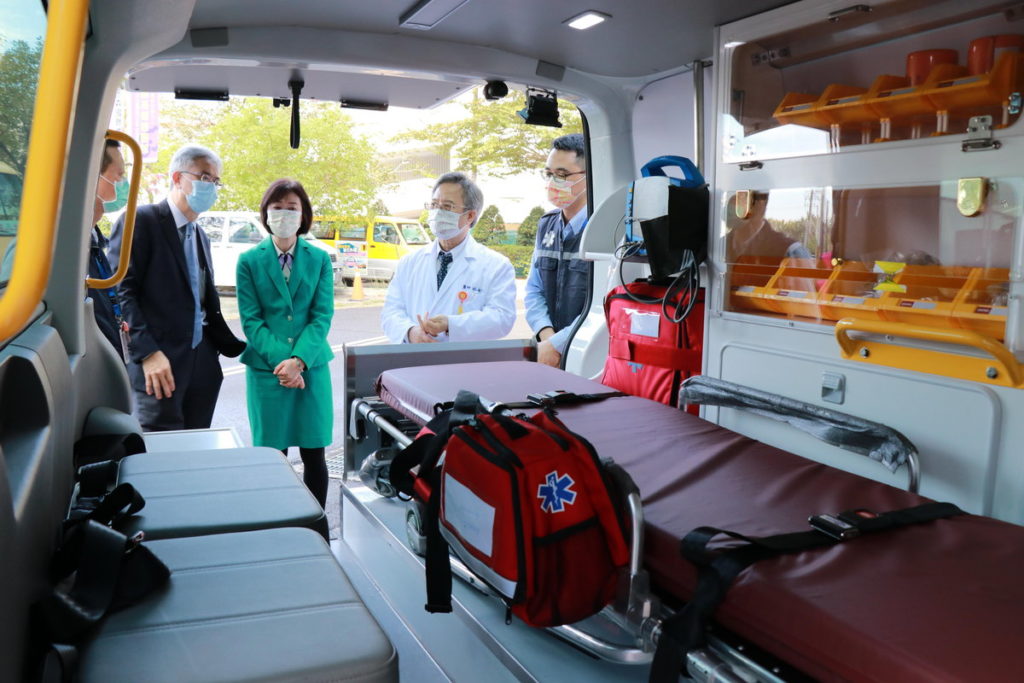 一同參觀救護車內裝