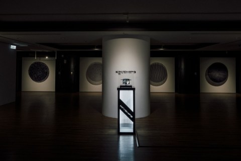 新板藝廊《與細菌混了3000年》展出想像內含微生物雕塑的立方衛星漂浮於宇宙之中 新板藝廊《與細菌混了3000年》展出想像內含微生物雕塑的立方衛星漂浮於宇宙之中