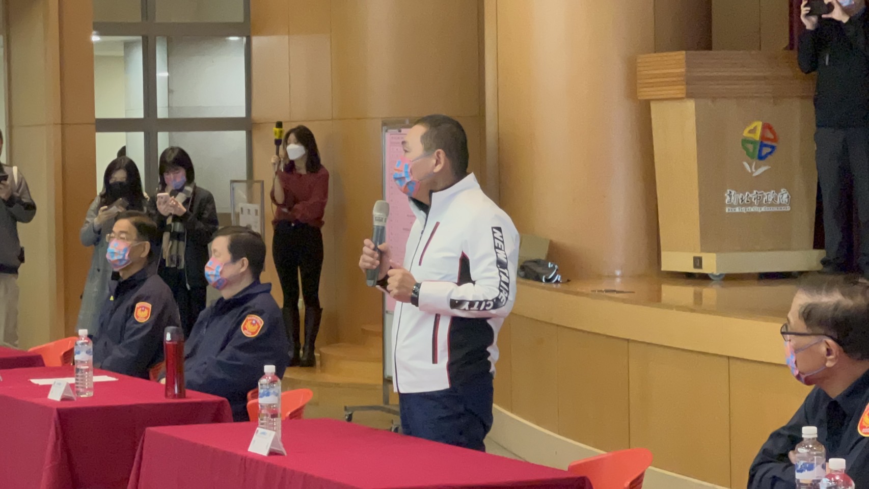 圖片說明：巿長侯友宜鼓勵年輕的警察弟兄不忘從警初心，共同守護新北。（記者戴昱弘翻攝）