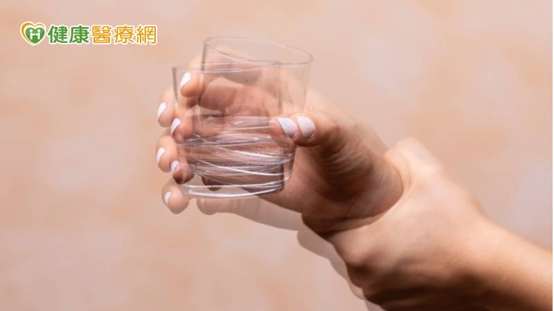 手抖無法拿筷、刷牙　「神波刀」助改善顫抖症