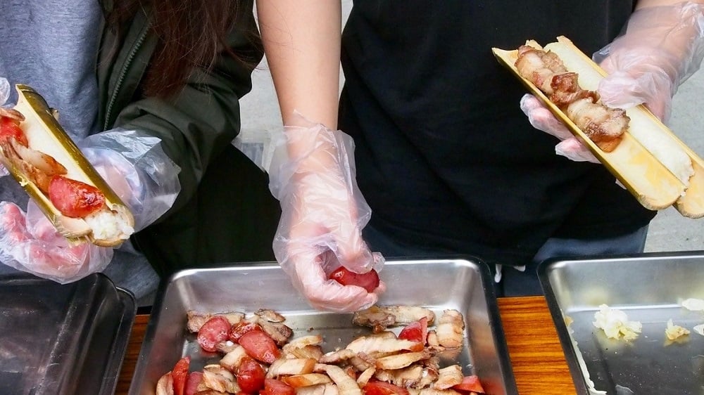 可能是 2 個人、食物和室內的圖像