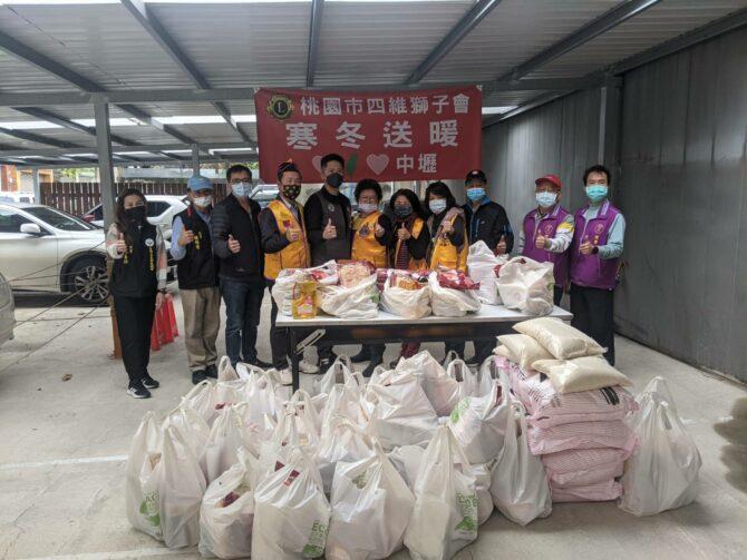 桃園市四維獅子會發起寒冬送暖物資捐贈動,市議員參選人黃崇真(中)協助物資發送。(圖/黎百代攝)