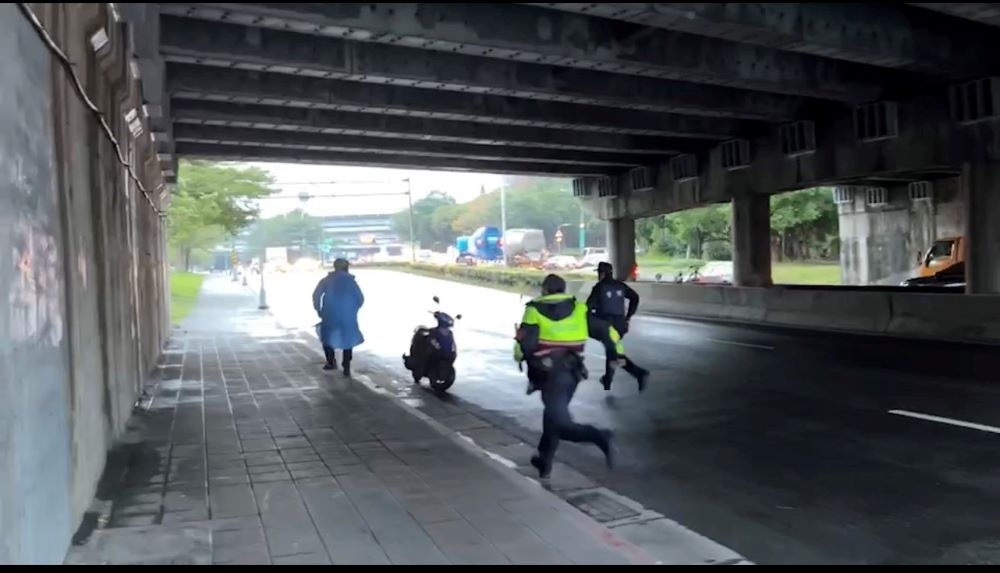 員警發現搶匪後立即追捕